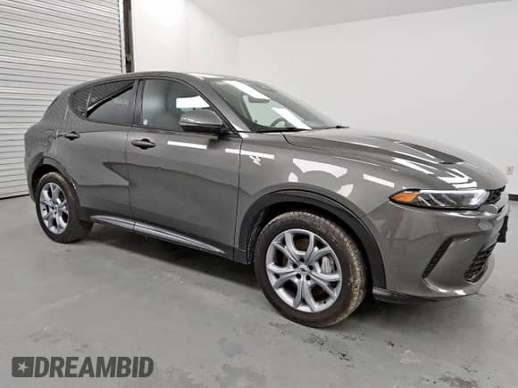 2024 Dodge Hornet R/T z VIN ZACPDFCW5R3A34231, wystawiony jako Copart lot #58159415 z przebiegiem 21 806 mil mil oraz Nie do naprawy • Non repairable. Historia ofert i sprzedaży dostępna na DreamBid. Obrazek 4.