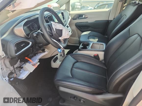 ✅ 2024 Chrysler Pacifica Touring L • VIN: 2C4RC1BG2RR164030 • Lot: 70499655. Listed on Copart with 17,621 mi. Free auction sales archive from the USA and detailed vehicle history report at DreamBid. Image 7.