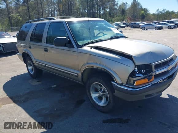 2000 Chevrolet Blazer LS z VIN 1GNCS13W2Y2355000, wystawiony jako IAAI lot #41853380 z przebiegiem 275 732 mil mil oraz . Historia ofert i sprzedaży dostępna na DreamBid. Obrazek 1.