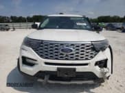 ✅ 2022 Ford Explorer Platinum • VIN: 1FM5K8HC6NGA70335 • Lot: 68748524. Wystawiony na Copart z przebiegiem 58 767 mil. Bezpłatny archiwum sprzedaży aukcyjnych z USA i szczegółowy raport historii pojazdu na DreamBid. Zdjęcie 5.