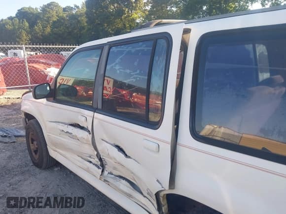 ✅ 1996 Ford Explorer XL • VIN: 1FMDU32X1TUC01318 • Lot: 42734405. Wystawiony na IAAI z przebiegiem 130 055 mil. Bezpłatny archiwum sprzedaży aukcyjnych z USA i szczegółowy raport historii pojazdu na DreamBid. Zdjęcie 6.