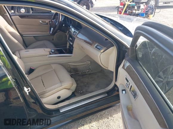 ✅ 2014 Mercedes-Benz E 350 Luxury • VIN: WDDHF8JB8EA994534 • Lot: 42949456. Wystawiony na IAAI z przebiegiem 139 200 mil. Bezpłatny archiwum sprzedaży aukcyjnych z USA i szczegółowy raport historii pojazdu na DreamBid. Zdjęcie 5.