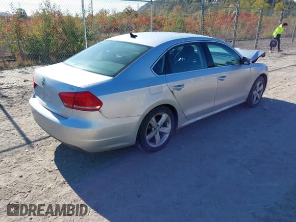 ✅ 2015 Volkswagen Passat S • VIN: 1VWAT7A34FC072238 • Lot: 43548104. Wystawiony na IAAI z przebiegiem 130 002 mil. Bezpłatny archiwum sprzedaży aukcyjnych z USA i szczegółowy raport historii pojazdu na DreamBid. Zdjęcie 4.