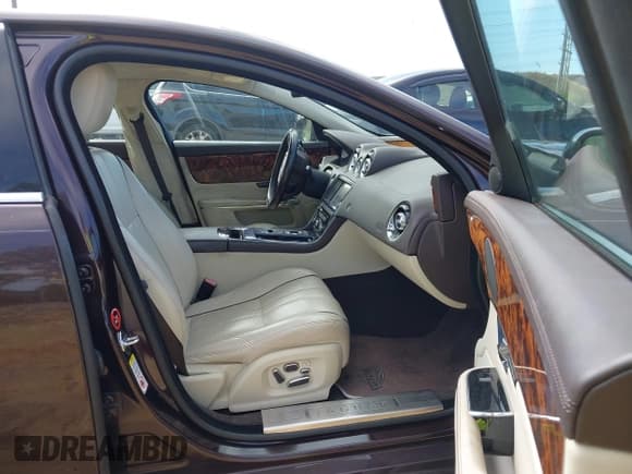 ✅ 2011 Jaguar XJ XJL • VIN: SAJWA2GB7BLV10083 • Lot: 43909670. Listed on IAAI with 116,793 mi. Free auction sales archive from the USA and detailed vehicle history report at DreamBid. Image 5.