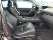 ✅ 2013 Lexus RX 450h • VIN: JTJBC1BA9D2441998 • Lot: 82189345. Wystawiony na Copart z przebiegiem 142 998 mil. Bezpłatny archiwum sprzedaży aukcyjnych z USA i szczegółowy raport historii pojazdu na DreamBid. Zdjęcie 7.