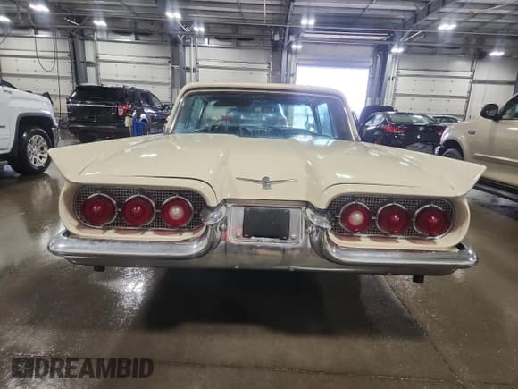 ✅ 1960 Ford Thunderbird • VIN: 0Y71Y187667 • Lot: 80129455. Wystawiony na Copart z przebiegiem 22 907 mil. Bezpłatny archiwum sprzedaży aukcyjnych z USA i szczegółowy raport historii pojazdu na DreamBid. Zdjęcie 6.