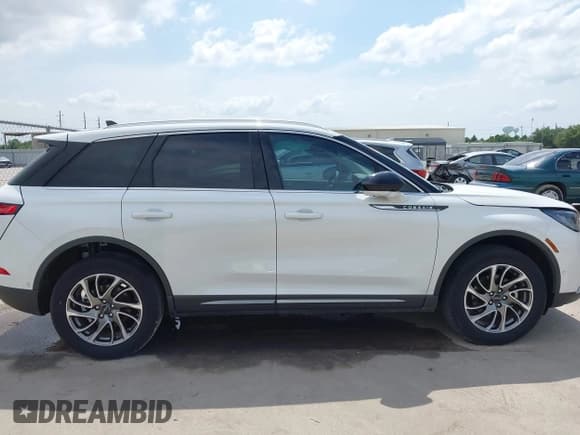 ✅ 2022 Lincoln Corsair Standard • VIN: 5LMCJ1C91NUL29924 • Lot: 42471141. Wystawiony na IAAI z przebiegiem 37 883 mil. Bezpłatny archiwum sprzedaży aukcyjnych z USA i szczegółowy raport historii pojazdu na DreamBid. Zdjęcie 13.