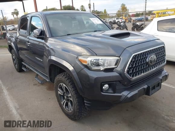 ✅ 2018 Toyota Tacoma SR5 • VIN: 3TMAZ5CN1JM074217 • Lot: 43677707. Wystawiony na IAAI z przebiegiem 116 476 mil. Bezpłatny archiwum sprzedaży aukcyjnych z USA i szczegółowy raport historii pojazdu na DreamBid. Zdjęcie 1.