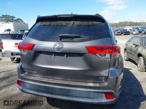 ✅ 2018 Toyota Highlander LE • VIN: 5TDZZRFH1JS278483 • Lot: 41846565. Wystawiony na IAAI z przebiegiem 59 849 mil. Bezpłatny archiwum sprzedaży aukcyjnych z USA i szczegółowy raport historii pojazdu na DreamBid. Zdjęcie 16.