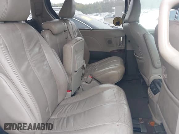 ✅ 2014 Toyota Sienna XLE • VIN: 5TDYK3DC7ES446430 • Lot: 43282138. Wystawiony na IAAI z przebiegiem 399 554 mil. Bezpłatny archiwum sprzedaży aukcyjnych z USA i szczegółowy raport historii pojazdu na DreamBid. Zdjęcie 8.