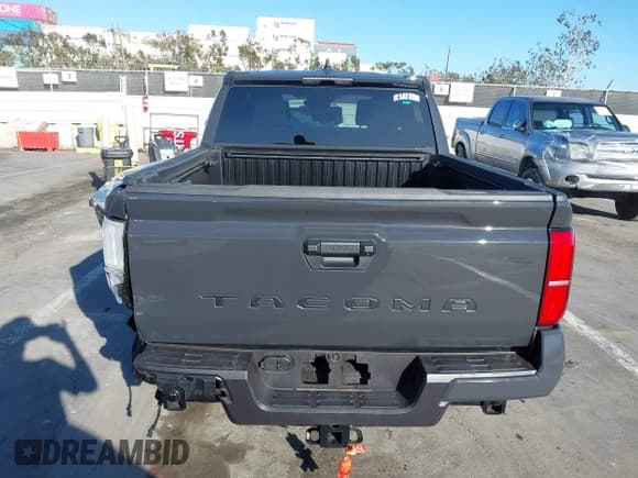 ✅ 2025 Toyota Tacoma SR5 • VIN: 3TMKB5FN3SM037692 • Lot: 43462895. Wystawiony na IAAI z przebiegiem 5 662 mil. Bezpłatny archiwum sprzedaży aukcyjnych z USA i szczegółowy raport historii pojazdu na DreamBid. Zdjęcie 16.