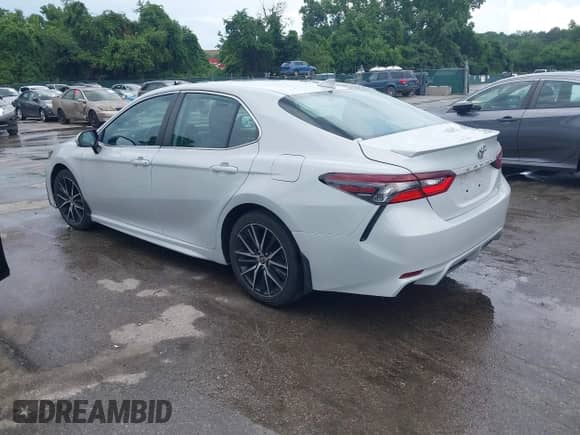 2022 Toyota Camry SE with VIN 4T1G11BK7NU047795, listed as a IAAI auction lot 42636810 with 59,439 mi miles and . Bid and sale history available at DreamBid. Image 3.