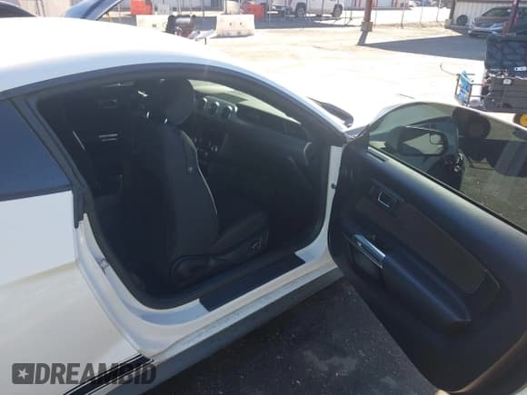 ✅ 2018 Ford Mustang EcoBoost • VIN: 1FA6P8THXJ5144641 • Lot: 43678072. Wystawiony na IAAI z przebiegiem 64 709 mil. Bezpłatny archiwum sprzedaży aukcyjnych z USA i szczegółowy raport historii pojazdu na DreamBid. Zdjęcie 5.