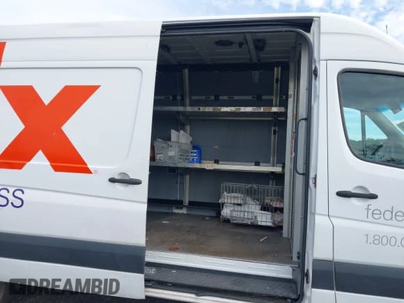 ✅ 2011 Mercedes-Benz Sprinter Cargo • VIN: WD3PE8CB2B5587023 • Lot: 42766848. Wystawiony na IAAI z przebiegiem Nie podano. Bezpłatny archiwum sprzedaży aukcyjnych z USA i szczegółowy raport historii pojazdu na DreamBid. Zdjęcie 8.