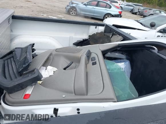 ✅ 2006 Chevrolet Silverado 1500 LT1 • VIN: 2GCEC13T361194061 • Лот: 41306152. Опубликован ранее на IAAI с пробегом 228 444 миль. Бесплатный доступ к архиву аукционных продаж из США и подробный отчёт об истории автомобиля на DreamBid. Изображение 12.