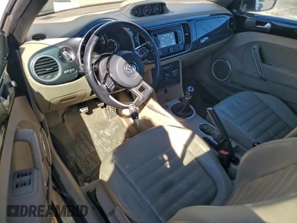 ✅ 2013 Volkswagen Beetle • VIN: 3VW8A7AT3DM805461 • Lot: 86818255. Wystawiony na Copart z przebiegiem 138 650 mil. Bezpłatny archiwum sprzedaży aukcyjnych z USA i szczegółowy raport historii pojazdu na DreamBid. Zdjęcie 8.