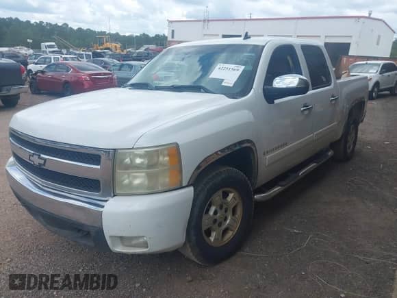 2008 Chevrolet Silverado 1500 1LT z VIN 3GCEC13J48G118065, wystawiony jako IAAI lot #42251569 z przebiegiem 297 165 mil mil oraz . Historia ofert i sprzedaży dostępna na DreamBid. Obrazek 2.