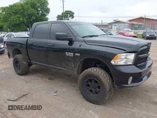 2018 Ram 1500 Express z VIN 1C6RR7KT0JS217235, wystawiony jako IAAI lot #42605893 z przebiegiem 67 768 mil mil oraz . Historia ofert i sprzedaży dostępna na DreamBid. Obrazek 1.