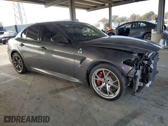 ✅ 2021 Alfa Romeo Giulia Quadrifoglio • VIN: ZARFAMEV5M7646074 • Lot: 46932545. Wystawiony na Copart z przebiegiem 21 797 mil. Bezpłatny archiwum sprzedaży aukcyjnych z USA i szczegółowy raport historii pojazdu na DreamBid. Zdjęcie 4.