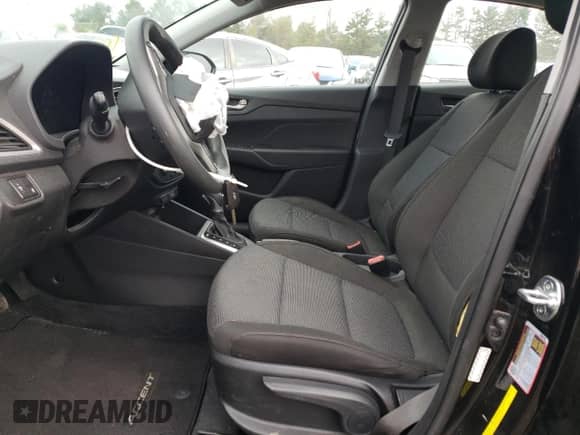 2021 Hyundai Accent SE z VIN 3KPC24A6XME135212, wystawiony jako Copart lot #68827703 z przebiegiem 52 385 mil mil oraz . Historia ofert i sprzedaży dostępna na DreamBid. Obrazek 7.