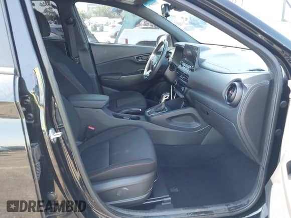 ✅ 2023 Hyundai Kona N Line • VIN: KM8K33A30PU973551 • Lot: 43100970. Wystawiony na IAAI z przebiegiem 22 207 mil mil. Skorzystaj z bezpłatnego archiwum sprzedaży aukcyjnych z USA i zobacz szczegółowy raport historii pojazdu na DreamBid. Zdjęcie 5.