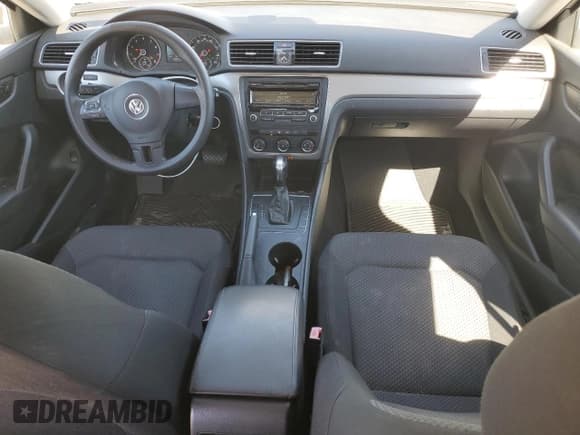 ✅ 2014 Volkswagen Passat S • VIN: 1VWAT7A36EC105576 • Lot: 90718565. Wystawiony na Copart z przebiegiem 150 077 mil. Bezpłatny archiwum sprzedaży aukcyjnych z USA i szczegółowy raport historii pojazdu na DreamBid. Zdjęcie 8.