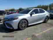 2022 Toyota Camry SE z VIN 4T1G11AK1NU680892, wystawiony jako Copart lot #84971915 z przebiegiem 50 045 mil mil oraz Szkoda całkowita • Salvage title. Historia ofert i sprzedaży dostępna na DreamBid. Obrazek 1.