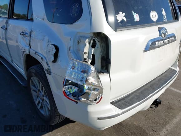 ✅ 2012 Toyota 4Runner SR5 • VIN: JTEBU5JR8C5083980 • Lot: 43473675. Wystawiony na IAAI z przebiegiem 255 730 mil. Bezpłatny archiwum sprzedaży aukcyjnych z USA i szczegółowy raport historii pojazdu na DreamBid. Zdjęcie 19.