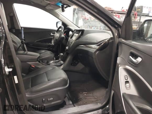 2017 Hyundai Santa Fe 2.0T z VIN 5XYZUDLA9HG433491, wystawiony jako IAAI lot #43298379 z przebiegiem 135 099 mil mil oraz . Historia ofert i sprzedaży dostępna na DreamBid. Obrazek 5.