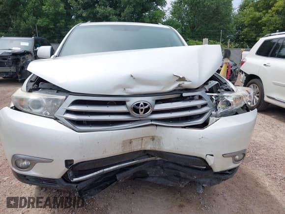 ✅ 2013 Toyota Highlander Plus • VIN: 5TDBK3EH7DS243892 • Lot: 42830358. Listed on IAAI with Not provided. Free auction sales archive from the USA and detailed vehicle history report at DreamBid. Image 11.