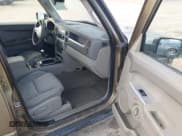 ✅ 2008 Jeep Commander Sport • VIN: 1J8HG48K48C224791 • Lot: 43441890. Wystawiony na IAAI z przebiegiem 134 079 mil. Bezpłatny archiwum sprzedaży aukcyjnych z USA i szczegółowy raport historii pojazdu na DreamBid. Zdjęcie 5.