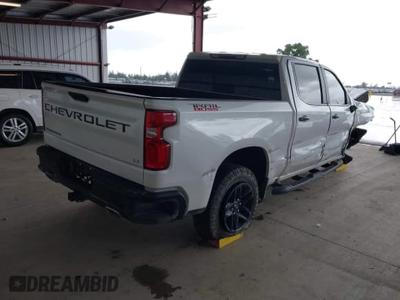 ✅ 2022 Chevrolet Silverado 1500 LT Trail Boss • VIN: 1GCPYFED2NZ110542 • Lot: 41934953. Wystawiony na IAAI z przebiegiem 62 249 mil. Bezpłatny archiwum sprzedaży aukcyjnych z USA i szczegółowy raport historii pojazdu na DreamBid. Zdjęcie 4.