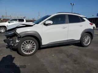✅ 2018 Hyundai Kona SEL • VIN: KM8K22AAXJU089913 • Лот: 64436834. Опубликован ранее на Copart с пробегом 67 816 миль. Бесплатный доступ к архиву аукционных продаж из США и подробный отчёт об истории автомобиля на DreamBid. Изображение 1.