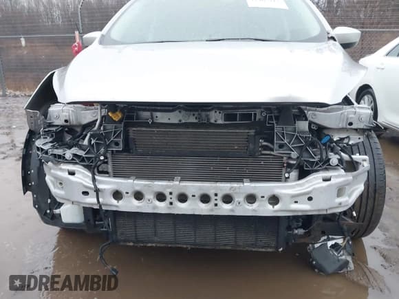 ✅ 2017 Ford Escape SE • VIN: 1FMCU0GD1HUE39735 • Lot: 41465712. Wystawiony na IAAI z przebiegiem 115 747 mil. Bezpłatny archiwum sprzedaży aukcyjnych z USA i szczegółowy raport historii pojazdu na DreamBid. Zdjęcie 6.