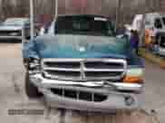 1998 Dodge Dakota SLT z VIN 1B7GL22Y9WS688713, wystawiony jako Copart lot #44952955 z przebiegiem 106 102 mil mil oraz Szkoda całkowita • Salvage title. Historia ofert i sprzedaży dostępna na DreamBid. Obrazek 5.