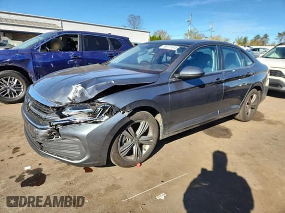 ✅ 2024 Volkswagen Jetta SE • VIN: 3VW7M7BU0RM069256 • Lot: 86711615. Wystawiony na Copart z przebiegiem 18 880 mil. Bezpłatny archiwum sprzedaży aukcyjnych z USA i szczegółowy raport historii pojazdu na DreamBid. Zdjęcie 1.