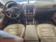 ✅ 2005 Ford Explorer XLT • VIN: 1FMZU73KX5UA57898 • Lot: 93920445. Wystawiony na Copart z przebiegiem 163 993 mil. Bezpłatny archiwum sprzedaży aukcyjnych z USA i szczegółowy raport historii pojazdu na DreamBid. Zdjęcie 8.