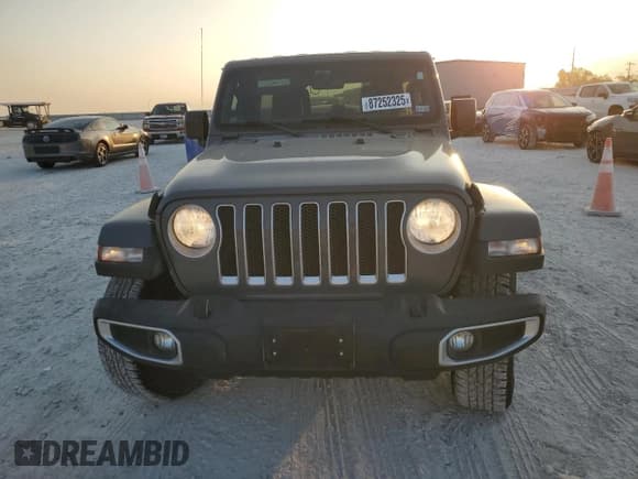 ✅ 2020 Jeep Wrangler Unlimited Sahara Altitude • VIN: 1C4HJXEN4LW110869 • Lot: 87252325. Wystawiony na Copart z przebiegiem 86 205 mil. Bezpłatny archiwum sprzedaży aukcyjnych z USA i szczegółowy raport historii pojazdu na DreamBid. Zdjęcie 5.