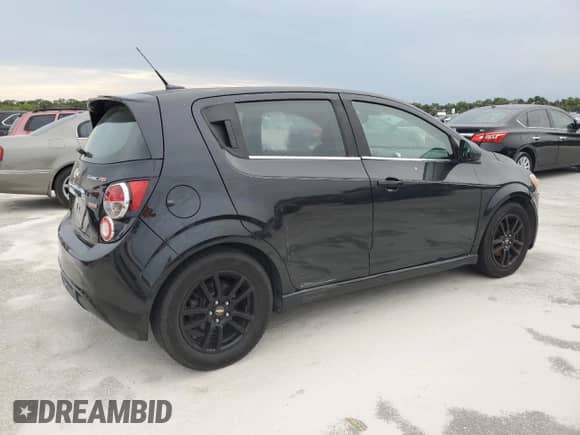 2013 Chevrolet Sonic RS z VIN 1G1JG6SB1D4256365, wystawiony jako Copart lot #55526205 z przebiegiem Nie podano mil oraz Czysty tytuł • Clean title. Historia ofert i sprzedaży dostępna na DreamBid. Obrazek 3.