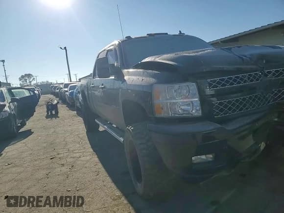 ✅ 2013 Chevrolet Silverado 2500HD LTZ • VIN: 1GC1KYC8XDF143166 • Lot: 82632614. Wystawiony na Copart z przebiegiem 216 764 mil. Bezpłatny archiwum sprzedaży aukcyjnych z USA i szczegółowy raport historii pojazdu na DreamBid. Zdjęcie 11.