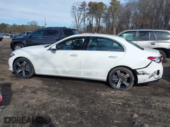 ✅ 2025 Mercedes-Benz C 300 • VIN: W1KAF4HB1SR250139 • Лот: 41627106. Опубликован ранее на IAAI с пробегом 1 178 миль. Бесплатный доступ к архиву аукционных продаж из США и подробный отчёт об истории автомобиля на DreamBid. Изображение 14.