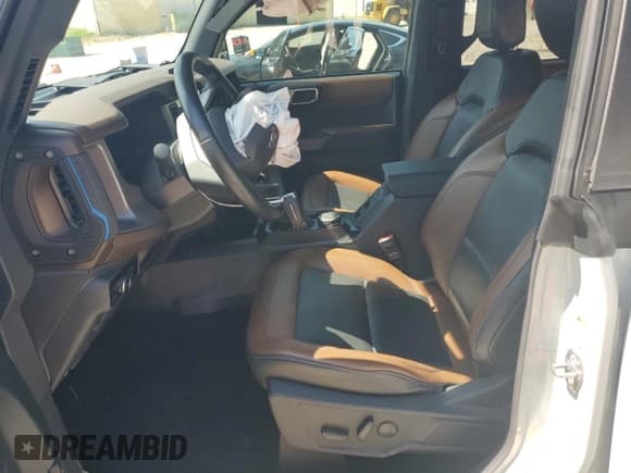 ✅ 2023 Ford Bronco • VIN: 1FMEE5BP2PLC04477 • Lot: 65428715. Wystawiony na Copart z przebiegiem 21 682 mil. Bezpłatny archiwum sprzedaży aukcyjnych z USA i szczegółowy raport historii pojazdu na DreamBid. Zdjęcie 7.