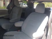 ✅ 2015 Toyota Sienna LE • VIN: 5TDJK3DC0FS125574 • Lot: 42356460. Wystawiony na IAAI z przebiegiem 102 543 mil. Bezpłatny archiwum sprzedaży aukcyjnych z USA i szczegółowy raport historii pojazdu na DreamBid. Zdjęcie 8.