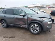 ✅ 2022 Nissan Rogue SV • VIN: 5N1BT3BB7NC677127 • Lot: 43392740. Wystawiony na IAAI z przebiegiem 38 629 mil. Bezpłatny archiwum sprzedaży aukcyjnych z USA i szczegółowy raport historii pojazdu na DreamBid. Zdjęcie 14.