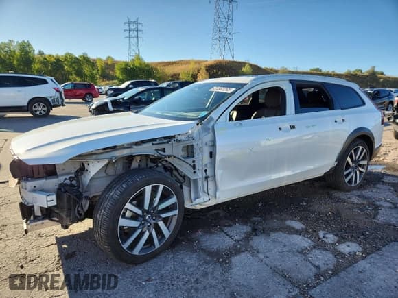 ✅ 2022 Volvo V90 • VIN: YV4062NLXN1145073 • Лот: 81382295. Опубликован ранее на Copart с пробегом 29 682 миль. Бесплатный доступ к архиву аукционных продаж из США и подробный отчёт об истории автомобиля на DreamBid. Изображение 1.