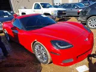 2008 Chevrolet Corvette z VIN 1G1YY26W885124642, wystawiony jako IAAI lot #41585244 z przebiegiem 108 502 mil mil oraz . Historia ofert i sprzedaży dostępna na DreamBid. Obrazek 1.