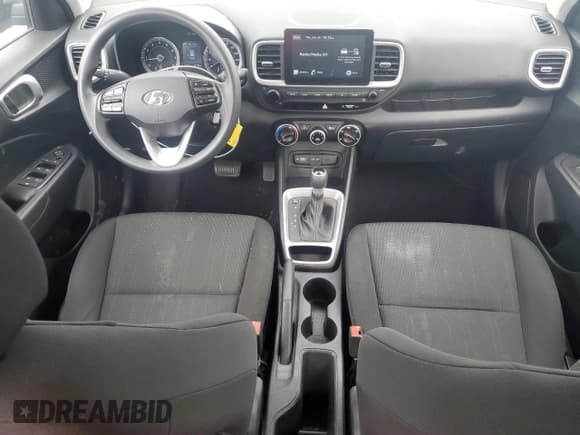 ✅ 2022 Hyundai Venue SE • VIN: KMHRB8A38NU176847 • Lot: 62816035. Wystawiony na Copart z przebiegiem 50 975 mil. Bezpłatny archiwum sprzedaży aukcyjnych z USA i szczegółowy raport historii pojazdu na DreamBid. Zdjęcie 8.