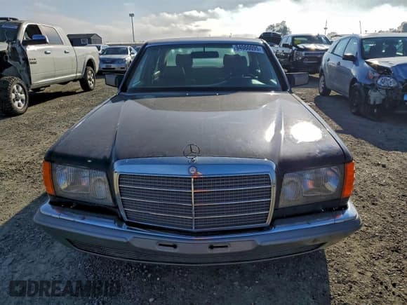 ✅ 1983 Mercedes-Benz 380 • VIN: WDB12603312037150 • Lot: 94060095. Wystawiony na Copart z przebiegiem 117 135 mil. Bezpłatny archiwum sprzedaży aukcyjnych z USA i szczegółowy raport historii pojazdu na DreamBid. Zdjęcie 5.