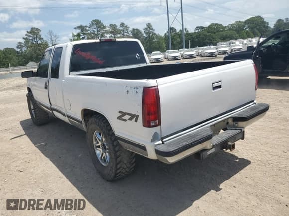 ✅ 1998 GMC Sierra 1500 • VIN: 2GTEK19R9W1550110 • Лот: 57166575. Опубликован ранее на Copart с пробегом 231 521 миль. Бесплатный доступ к архиву аукционных продаж из США и подробный отчёт об истории автомобиля на DreamBid. Изображение 2.