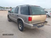 ✅ 1998 Chevrolet Blazer LS • VIN: 1GNCS13W9WK219573 • Lot: 42290584. Wystawiony na IAAI z przebiegiem 148 363 mil. Bezpłatny archiwum sprzedaży aukcyjnych z USA i szczegółowy raport historii pojazdu na DreamBid. Zdjęcie 3.